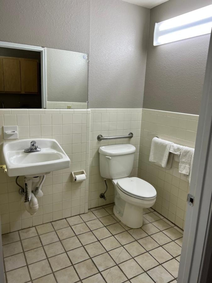 Country Inn Motel Сан-Антонио Экстерьер фото